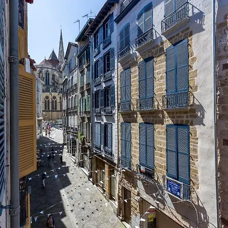 - Centre - Triplex - Standing *