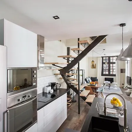 - Centre - Triplex - Standing