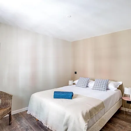 - Centre - Triplex - Standing * Bajonna