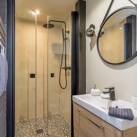 - Centre - Triplex - Standing Bajonna