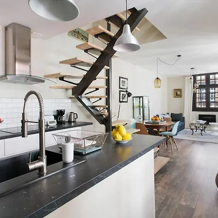 - Centre - Triplex - Standing * Bajonna