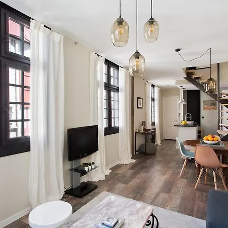 - Centre - Triplex - Standing