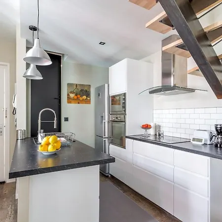 - Centre - Triplex - Standing Apartment *