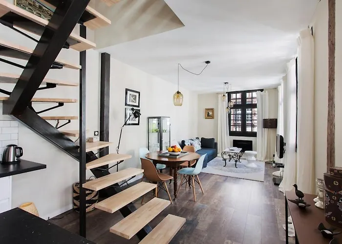 - Centre - Triplex - Standing Apartment *