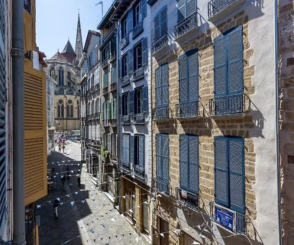 - Centre - Triplex - Standing *