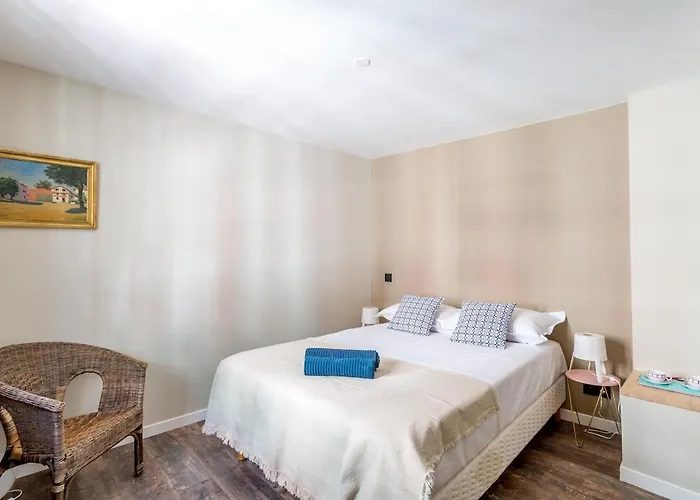 - Centre - Triplex - Standing * Bayonne