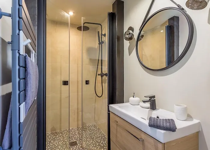 - Centre - Triplex - Standing Bayonne