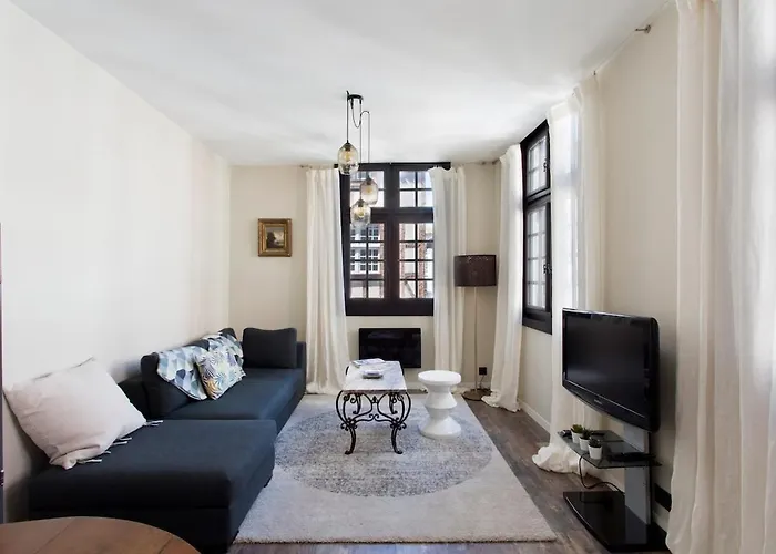 Apartment - Centre - Triplex - Standing *