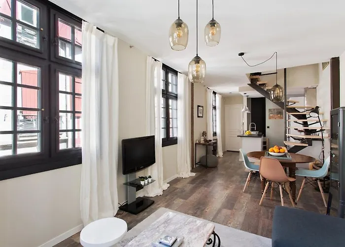 - Centre - Triplex - Standing