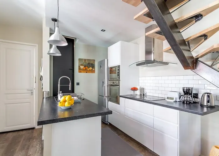 - Centre - Triplex - Standing Apartment *